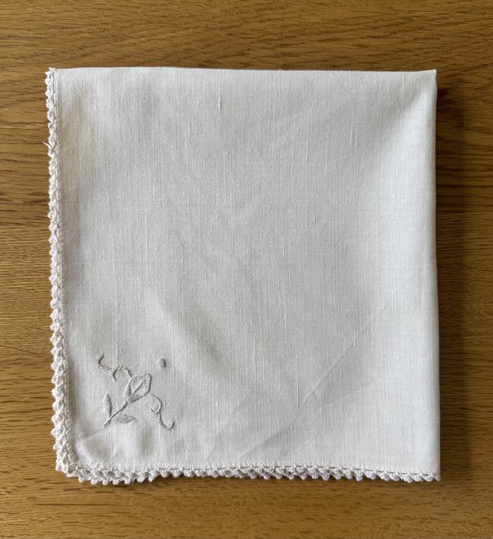 Vintage linen napkin, crochet edge and floral motif